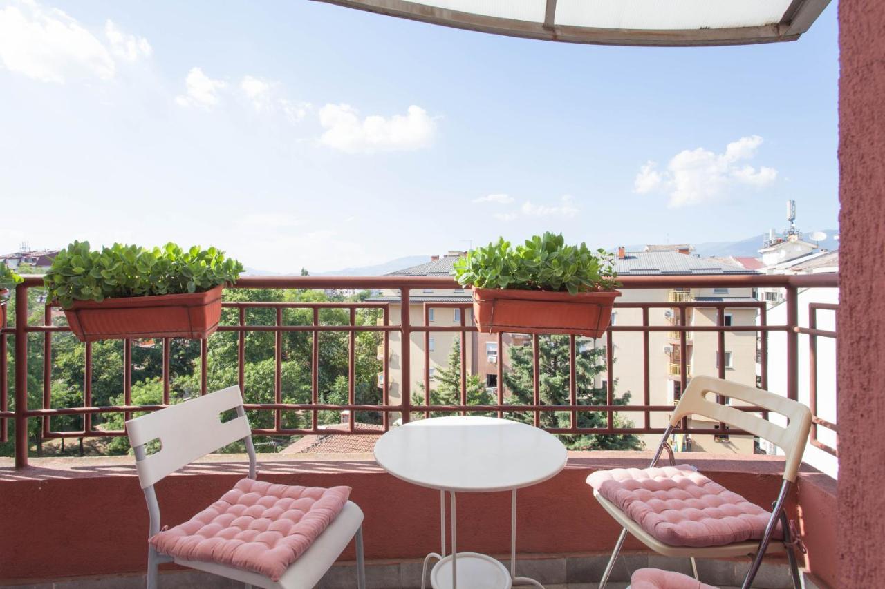 Red Apartment Üsküp Dış mekan fotoğraf